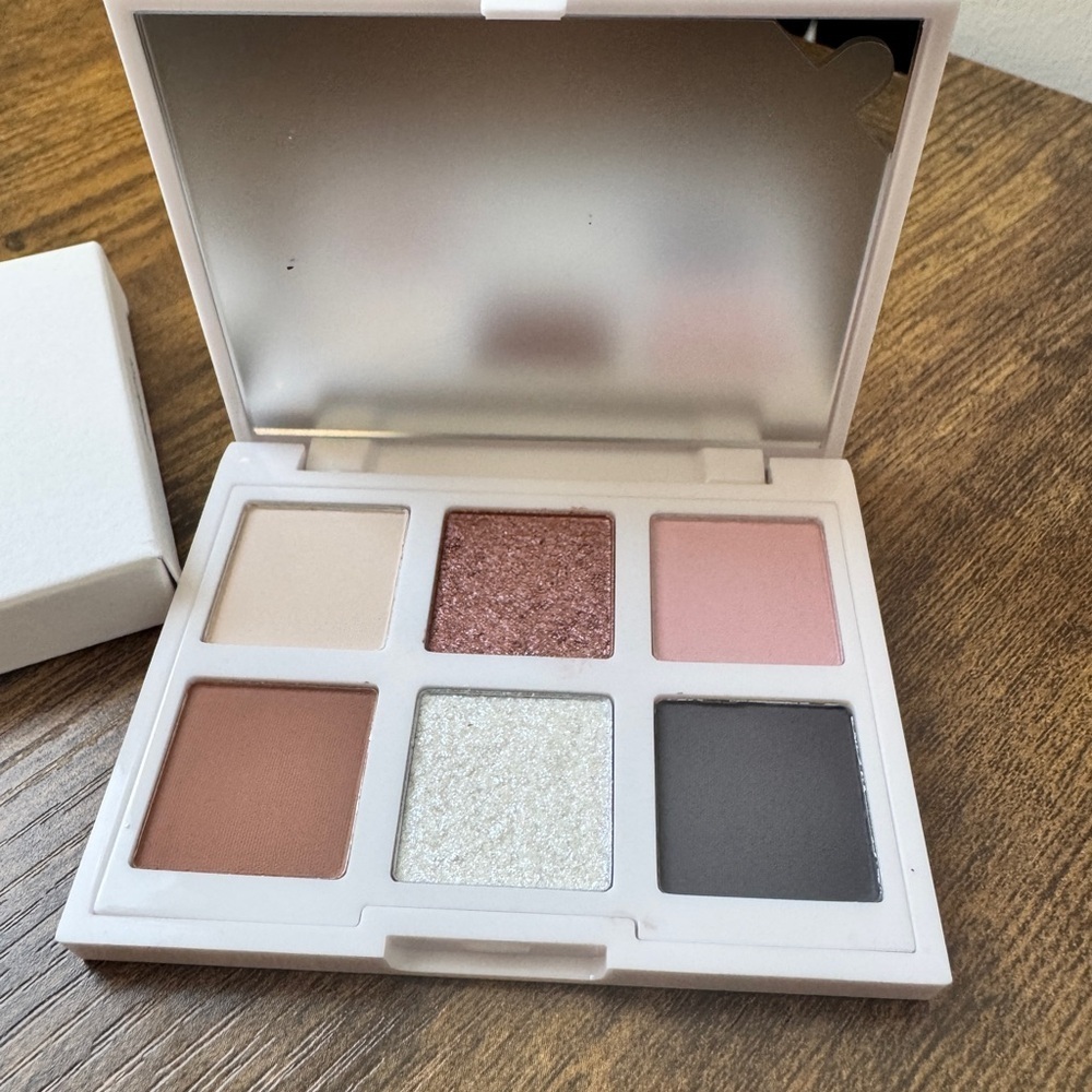 Lithe Beauty Astral Eyeshadow Palette - Picture 3 of 7